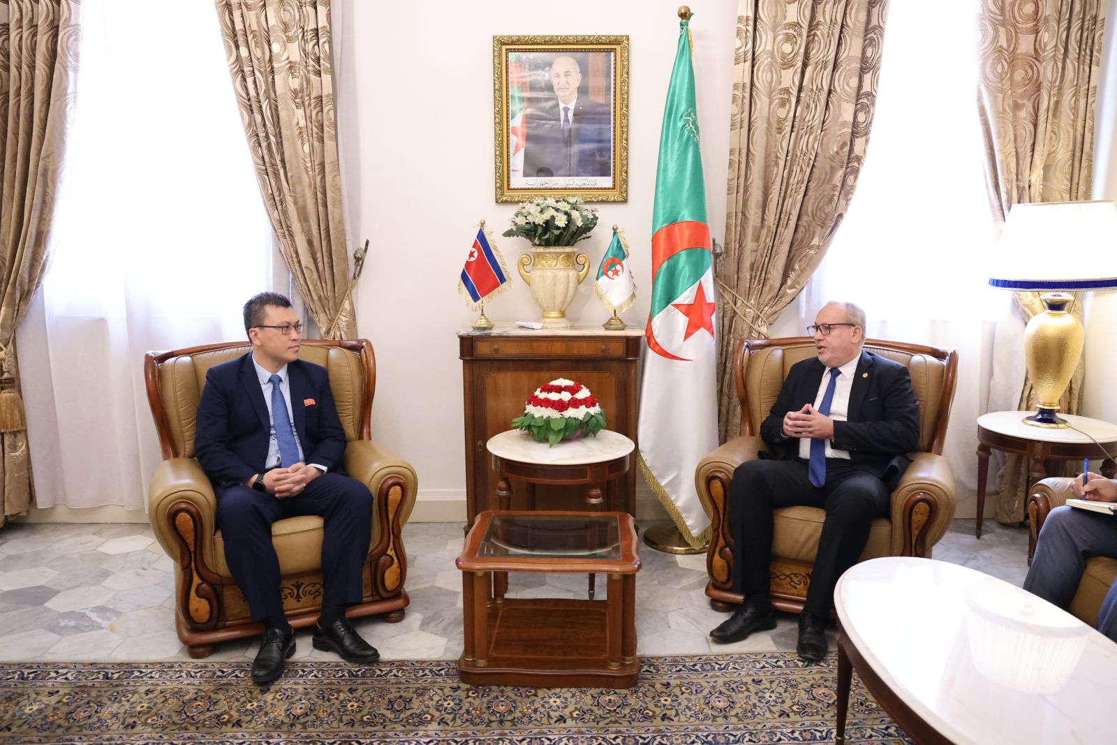السيد عمر دادي عدون، رئيس لجنة الشؤون الخارجية والتعاون الدولي والجالية الوطنية بالخارج، يستقبل سعادة السيد Choe IL GWANG ، القائم بالأعمال بالنيابة بسفارة جمهورية كوريا الديمقراطية الشعبية