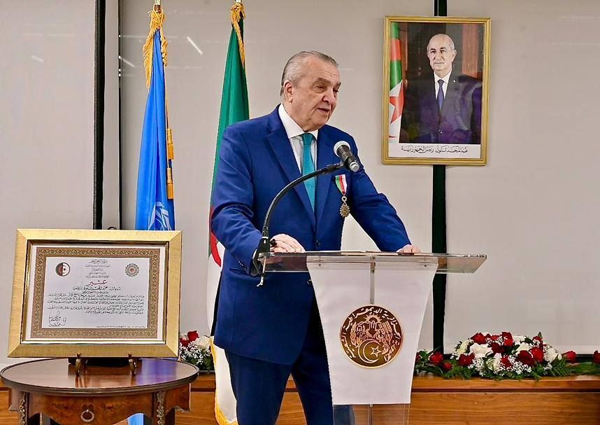 السيد عزوز ناصري، رئيس مجلس الأمة، ينشر تغريدة هنأ فيها مندوب الجزائر الدائم لدى الأمم المتحدة، السفير عمار بن جامع، نظير توشيحه من طرف رئيس الجمهورية، السيد عبدالمجيد تبون، بوسام الاستحقاق الوطني، اعترافا بجهوده