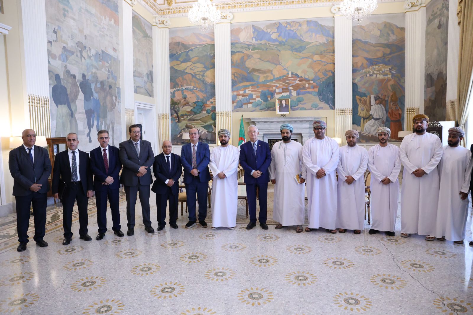 السيد عزوز ناصري، رئيس مجلس الأمة، يستقبل وفدا عن إدارة مجلس الشورى لسلطنة عمان