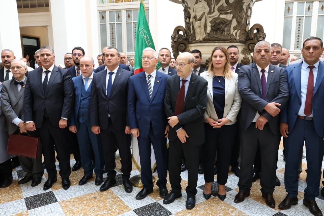 السيد عزوز ناصري، رئيس مجلس الأمة، يقف دقيقة صمت ترحما على شهداء مجازر 17 أكتوبر 1961، بحضور أعضاء من الحكومة، وأعضاء، إطارات و موظفي و عمال المجلس.