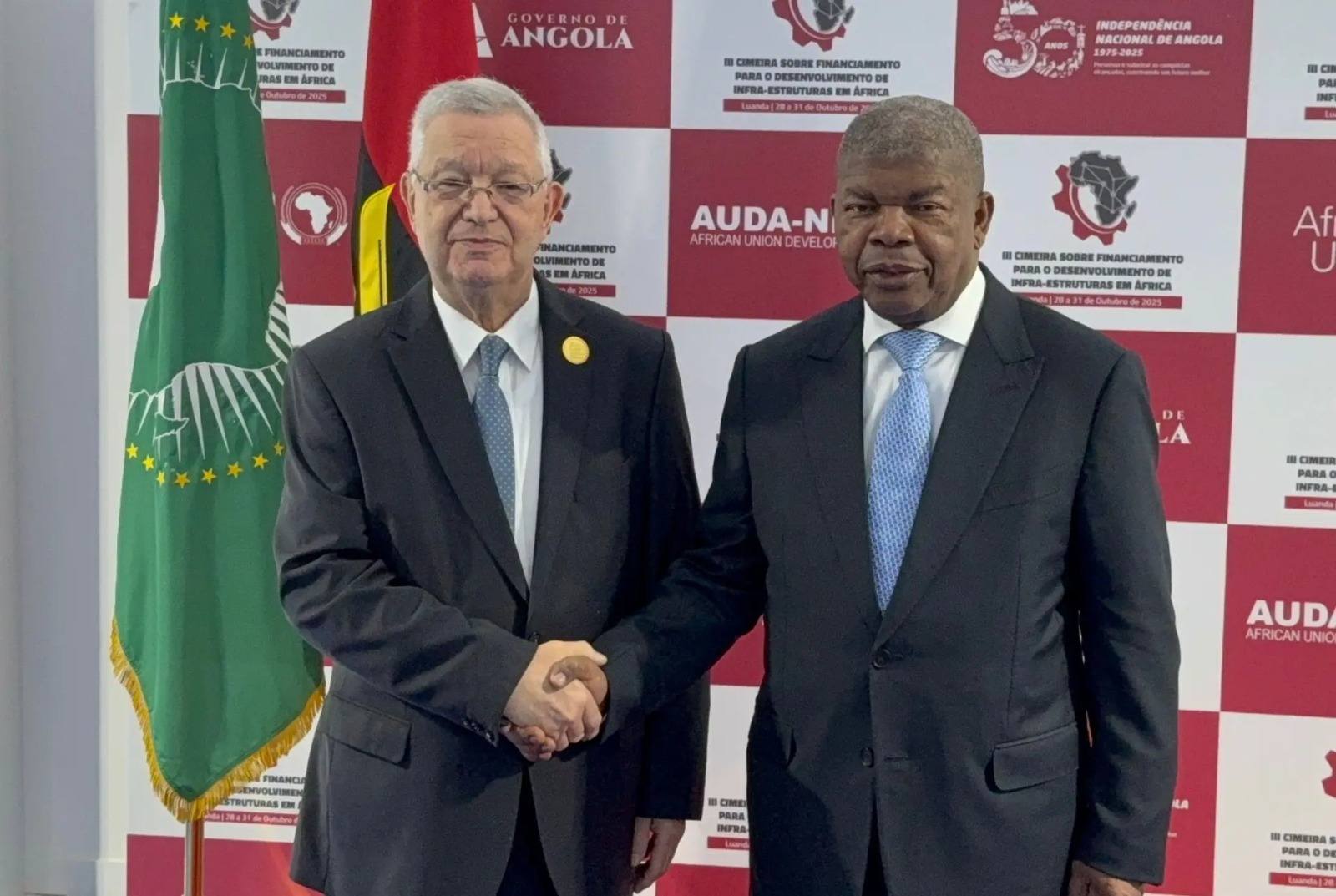 السيد عزوز ناصري، رئيس مجلس الأمة، ممثلُ رئيسِ الجمهورية، يُستقبل من قبل رئيس جمهورية أنغولا جواو لورنسو