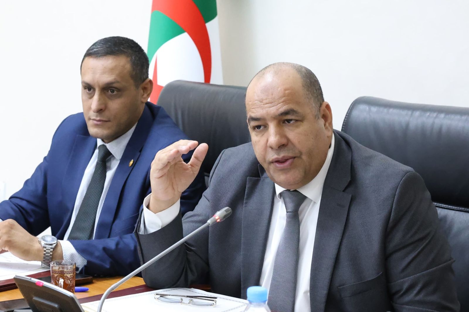 لجنة الشؤون القانونية والإدارية وحقوق الإنسان و التنظيم المحلي و تهيئة الإقليم و التقسيم الإقليمي، برئاسة السيد محمد رباح، رئيس اللجنة، تعقد اجتماعا