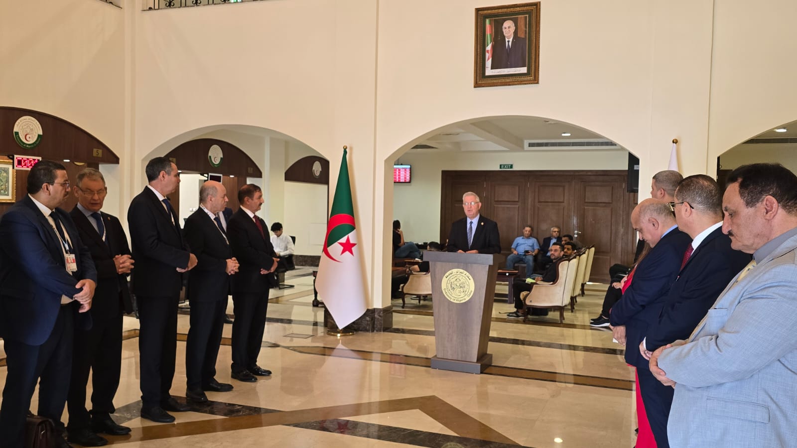 رئيس مجلس الأمة يؤدي زيارة إلى مقر سفارة الجزائر بالعاصمة القطرية الدوحة.