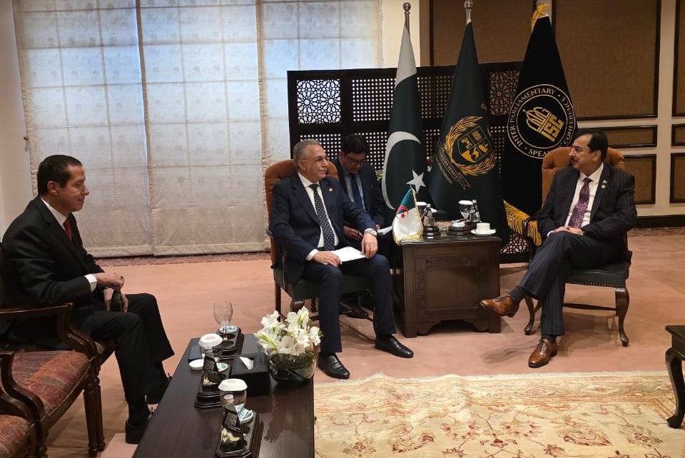 السيد ساعد عروس، ممثل السيد عزوز ناصري، رئيس مجلس الأمة، يُستقبل من طرف السيد يوسف رضا جيلاني، رئيس مجلس الشيوخ لجمهورية باكستان الإسلامية