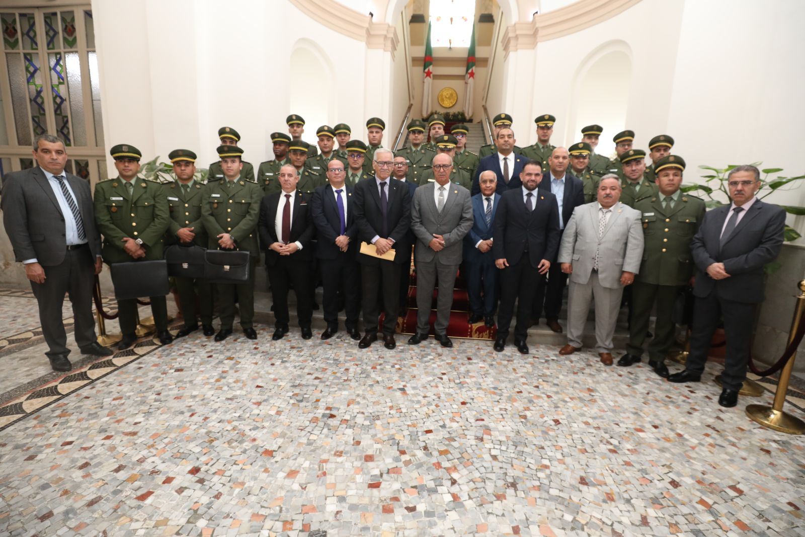 مجموعة من طلبة المدرسة العليا للدرك الوطني تزور مقر مجلس الأمة