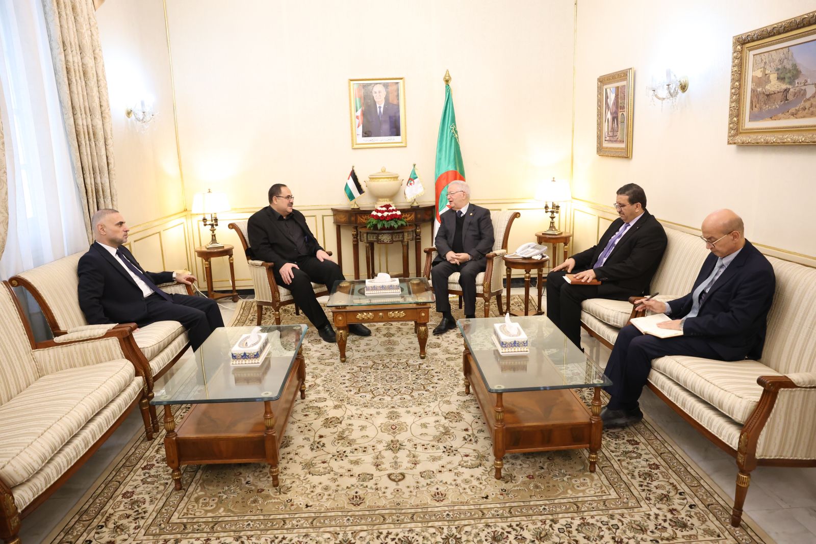 السيد عزوز ناصري، رئيس مجلس الأمة، يستقبل السيد صبري صيدم، وزير التربية والتعليم بدولة فلسطين