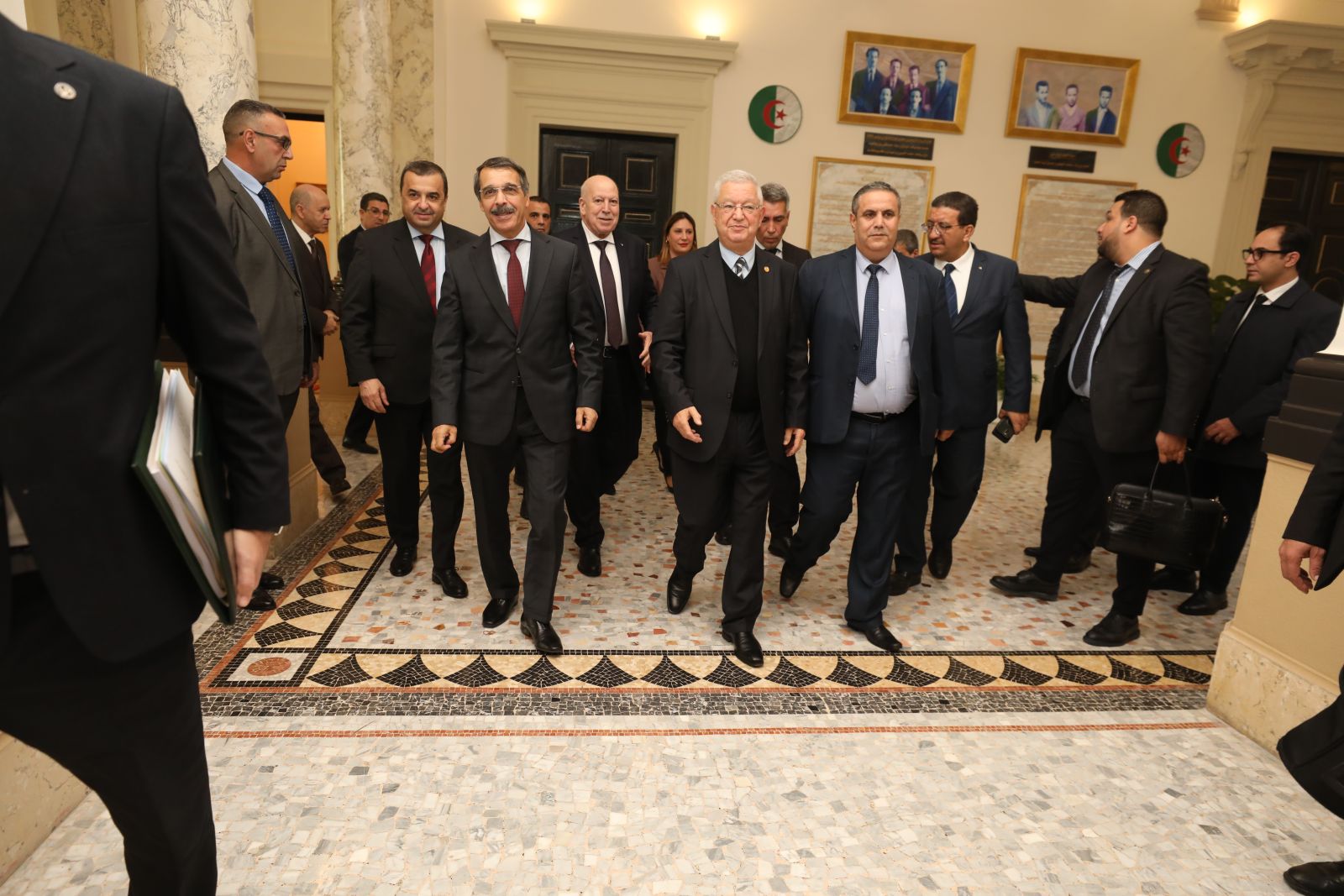 في كلمته الافتتاحية، السيد عزوز ناصري رئيس مجلس الامة، يؤكد أن الجزائر رائدة في نصرة القضايا الإفريقية، وماضية في تعزيز رفاهية المواطنين   وترسيخ العدالة الاجتماعية أعضاء مجلس الأمة يناقشون في جلسة علنية نص قانون المتضمن قانون المالية 2026