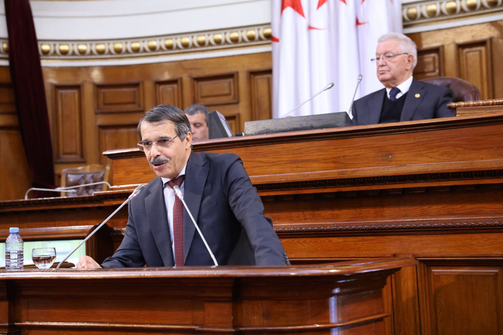 في جلسة علنية ترأسها السيد عزوز ناصري، رئيس مجلس الأمة، السيد وزير المالية، ممثل الحكومة، يرد على انشغالات وتساؤلات أعضاء المجلس، حول نص القانون المتضمن قانون المالية لسنة 2026.