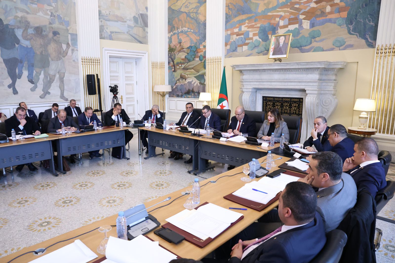 لجنة الشؤون القانونية والإدارية وحقوق الإنسان والتنظيم المحلي وتهيئة الإقليم والتقسيم الإقليمي، برئاسة السيد محمد رباح، تستمع إلى ممثل الحكومة، في إطار دراستها لمشروع القانون الذي يعدل ويتمم القانون رقم 84-09 المؤرخ في 02 جمادى الأولى عام 1404 الموافق 4 فبراير سنة 1984 والمتعلق بالتنظيم الإقليمي للبلاد