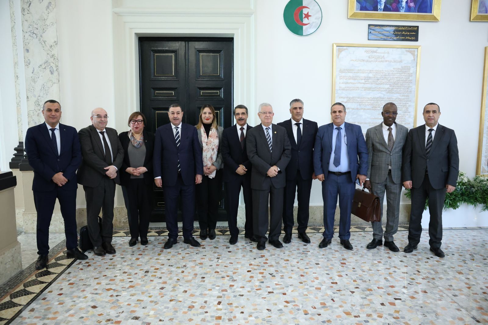 السيد عزوز ناصري، رئيس مجلس الأمة، وبعد مصادقة أعضاء مجلس الأمة بالأغلبية في ختام الجلسة على نص القانون المتضمن قانون المالية لسنة 2026، يؤكد ..."أن النص يجسد بميزانيته القياسية حرص الدولة على تعزيز السياسة الاجتماعية وحماية القدرة الشرائية للمواطنين، مع توجيه الموارد نحو الأولويات الوطنية"...