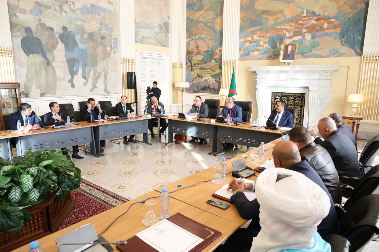 لجنة الشؤون القانونية والإدارية وحقوق الإنسان والتنظيم المحلي وتهيئة الإقليم والتقسيم الإقليمي، برئاسة السيد محمد رباح تعقد اجتماعا ثانيا لدراسة لمشروع القانون المعدل والمتمم للقانون رقم 84-09