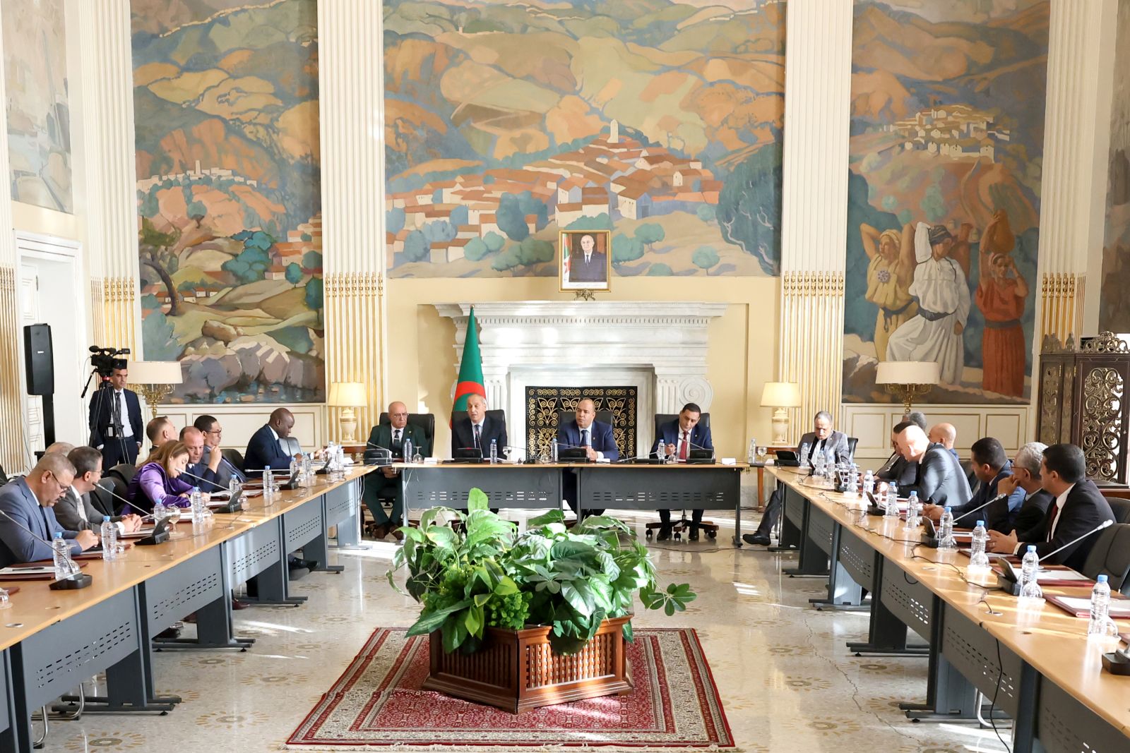 لجنة الشؤون القانونية والإدارية وحقوق الإنسان والتنظيم المحلي وتهيئة الإقليم والتقسيم الإقليمي، برئاسة السيد محمد رباح تستمع لعرض السيد كريم خلفان، رئيس السلطة الوطنية لمراقبة الانتخابات بالنيابة، بخصوص تصور توزيع الهيئة الناخبة للولايات الجديدة