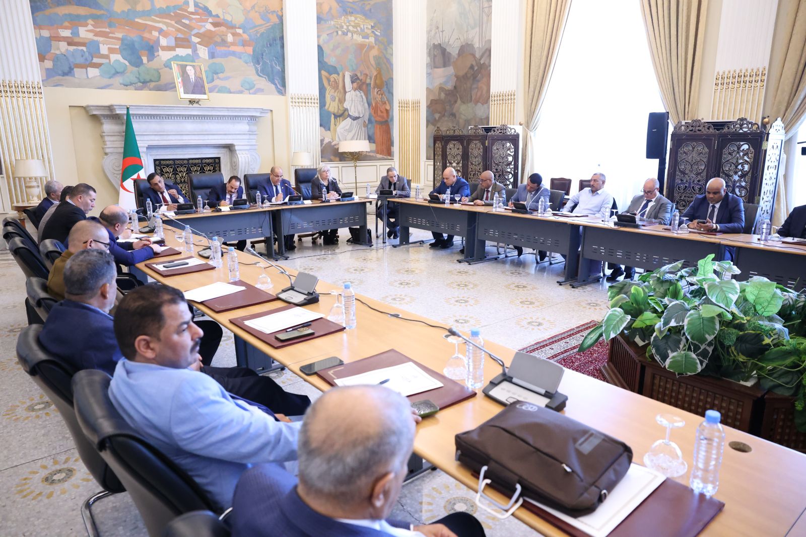 لجنة الشؤون القانونية والإدارية وحقوق الإنسان والتنظيم المحلي وتهيئة الإقليم والتقسيم الإقليمي، برئاسة السيد محمد رباح تستمع لعرض ممثلين عن وزارة المالية