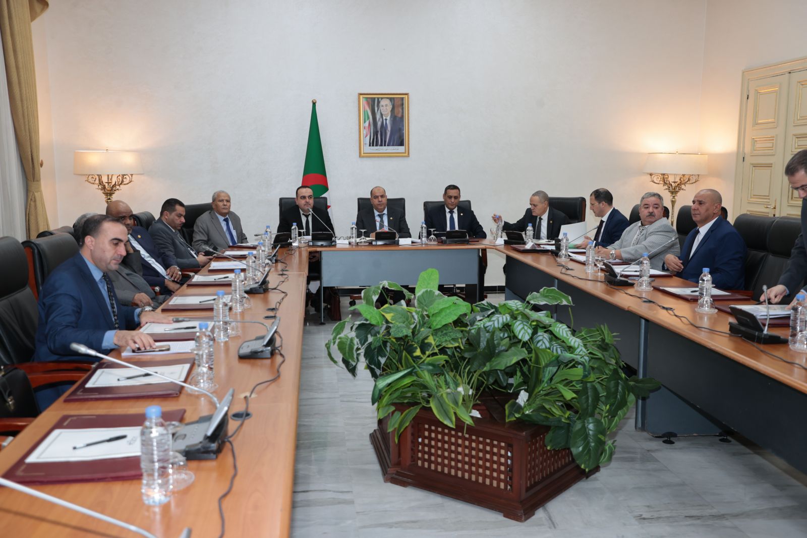 لجنة الشؤون القانونية والإدارية وحقوق الإنسان والتنظيم المحلي وتهيئة الإقليم والتقسيم الإقليمي، برئاسة السيد محمد رباح تستمع إلى مدير الحريات العامة والشؤون القانونية بوزارة الداخلية والجماعات المحلية والنقل