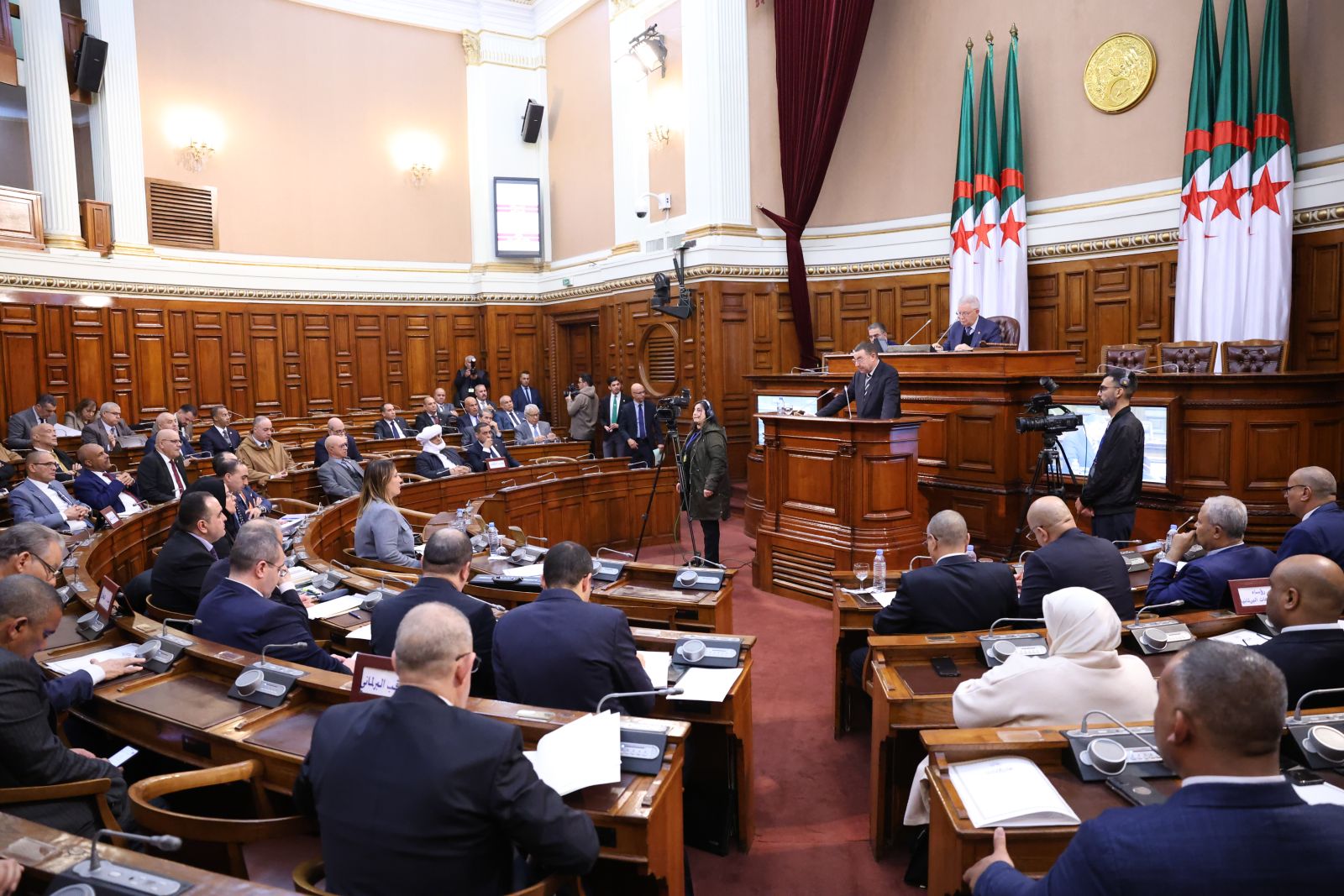 في جلسة علنية برئاسة السيد عزوز ناصري، رئيس مجلس الأمة، أعضاء المجلس يناقشون مشروع القانون الذي يُعدّل ويُتمّم القانون رقم 84-09، والمتعلق بالتنظيم الإقليمي للبلاد