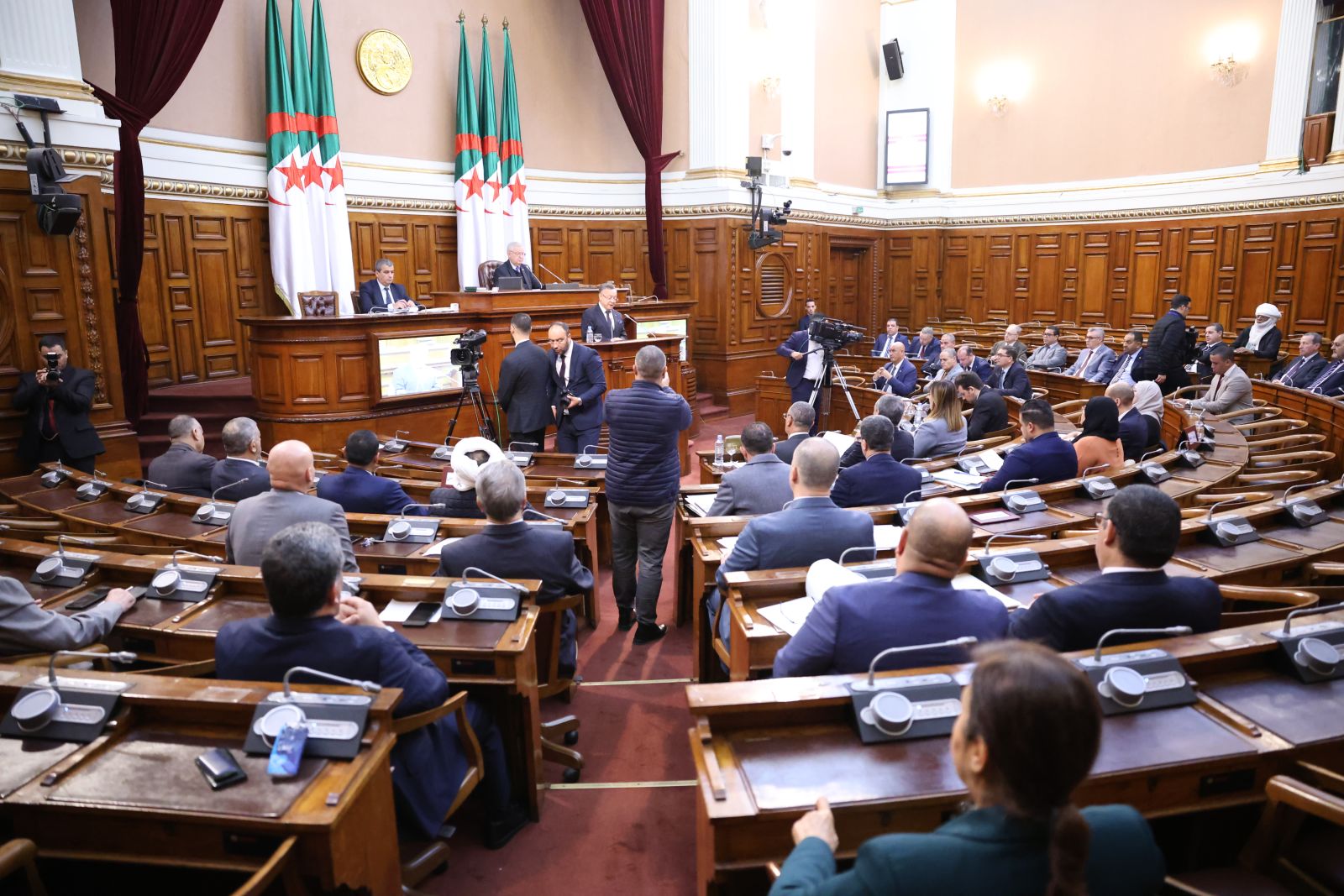 في جلسة عامة ترأّسها السيد عزوز ناصري، رئيس مجلس الأمة..   أعضاء مجلس الأمة يوجّهون أربعة عشر (14) سؤالاً شفوياً إلى أربعة (4) أعضاء في الحكومة