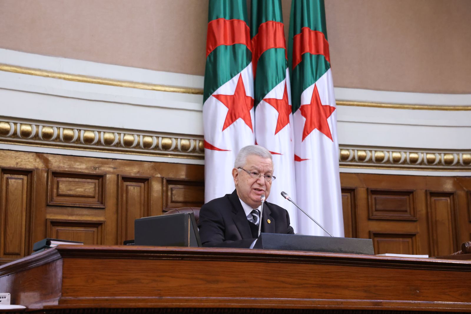 في جلسة علنية ترأسها السيد عزوز ناصري، رئيس مجلس الأمة..          أعضاء المجلس يصادقون على نص القانون العضوي المتضمن القانون الأساسي للقضاء، ونص القانون المعدل والمتمم المتضمن قانون الجنسية، ونص قانون يتعلق بتجريم الاستعمار الفرنسي للجزائر مع التحفظ على 13 مادة منه