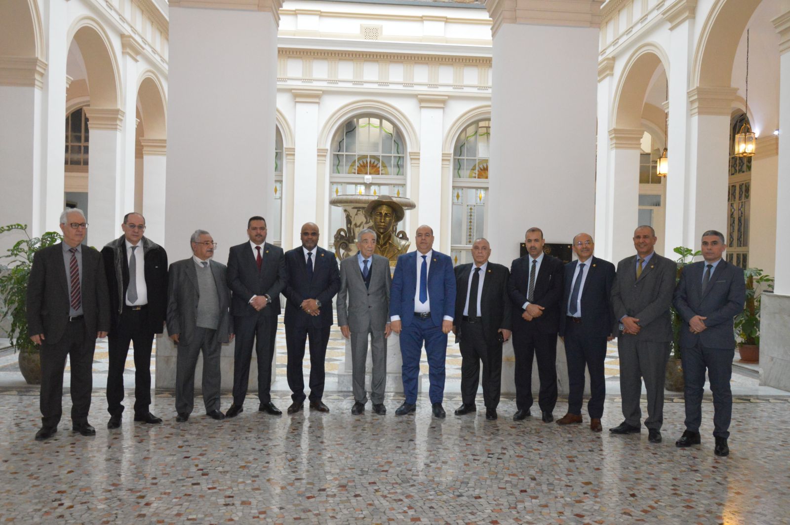 لجنة الشؤون القانونية، برئاسة السيد محمد رباح، تقوم بزيارة إلى كل من المحكمة الدستورية والمحكمة العليا