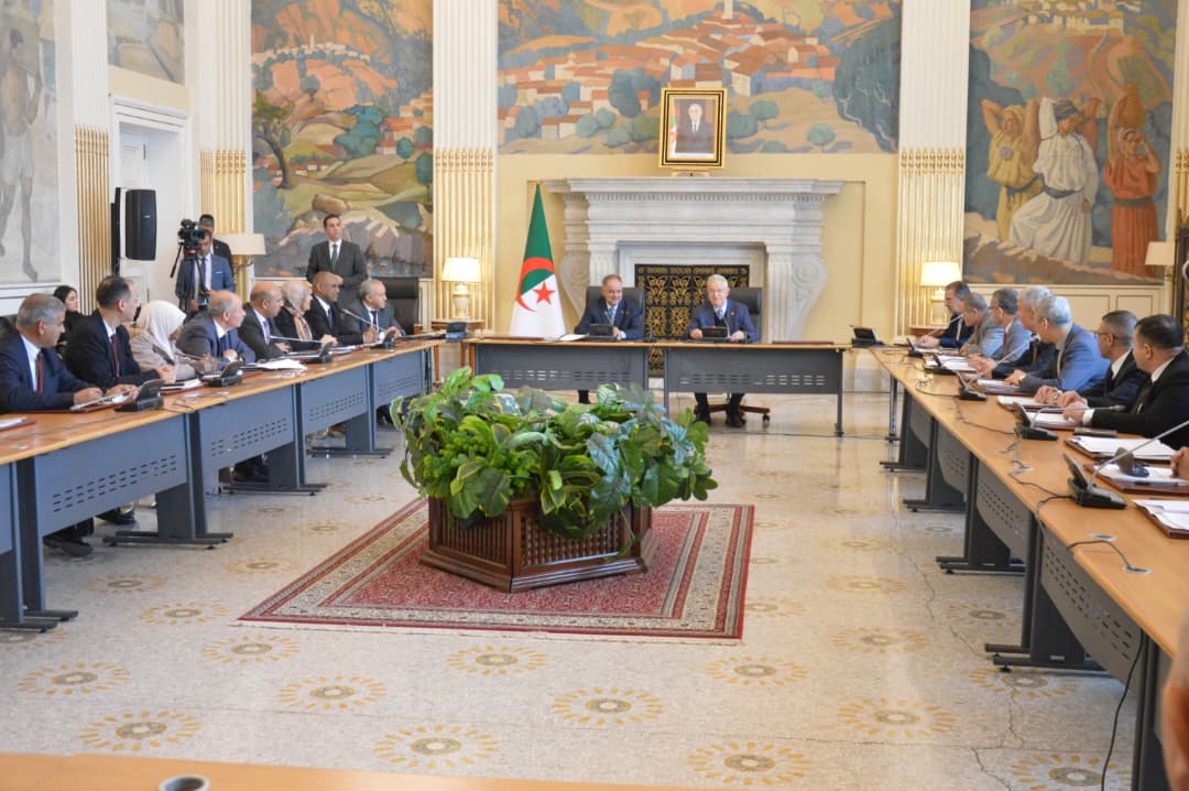 اللجنة المتساوية الأعضاء لغرفتي البرلمان لاقتراح نص يتعلق بالأحكام محل الخلاف بين الغرفتين حول نص قانون يتعلق بتجريم الاستعمار الفرنسي للجزائر تعقد أولى اجتماعاتها بمقر مجلس الأمة