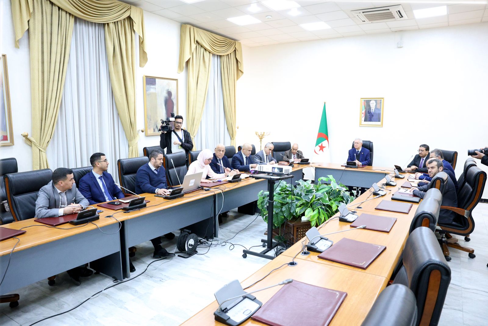 السيد عزوز ناصري، رئيس مجلس الأمة، يتراس  اجتماعا خصص لمتابعة مدى تقدم عملية رقمنة مجلس الأمة